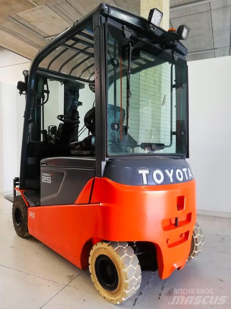 Toyota 8 FB MT 25 شاحنات ذات رافعات شوكية تعمل بالكهرباء