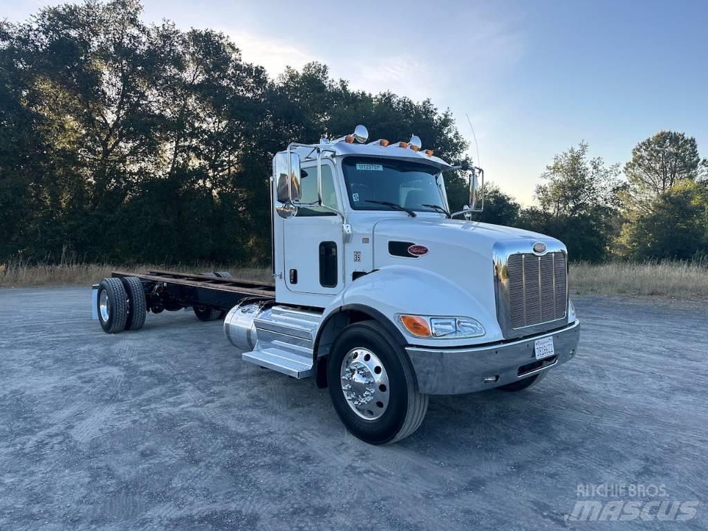 Peterbilt 337 شاحنات بمقصورة وهيكل