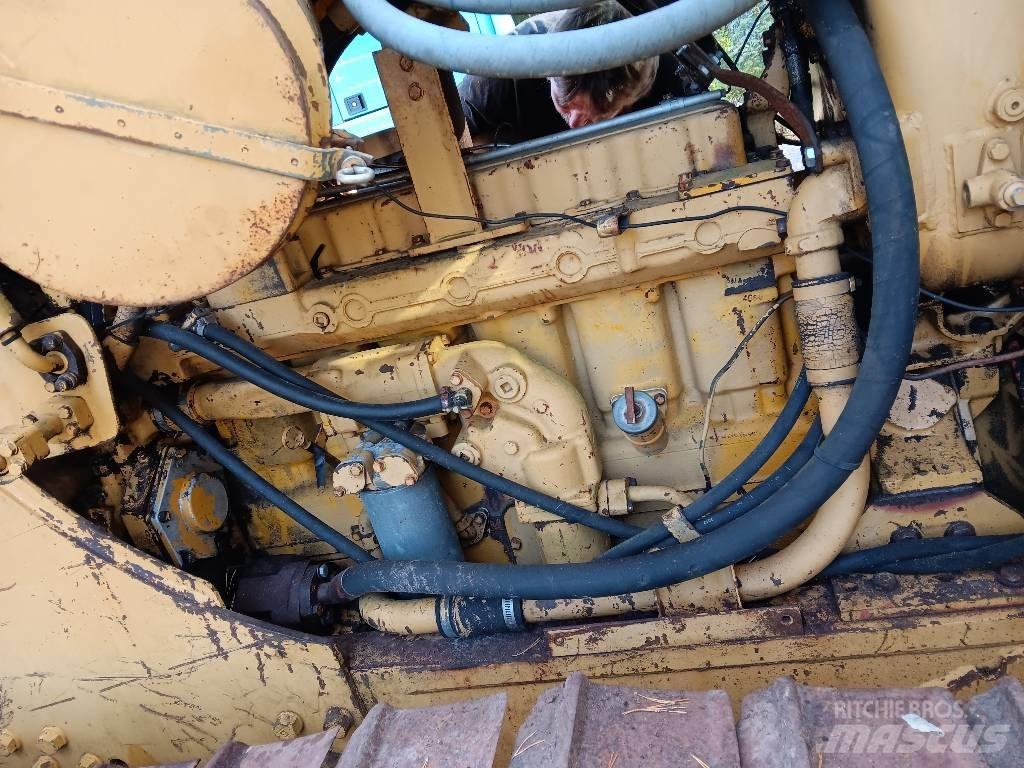 CAT D 5 B LGP بلدوزرات مجنزرة