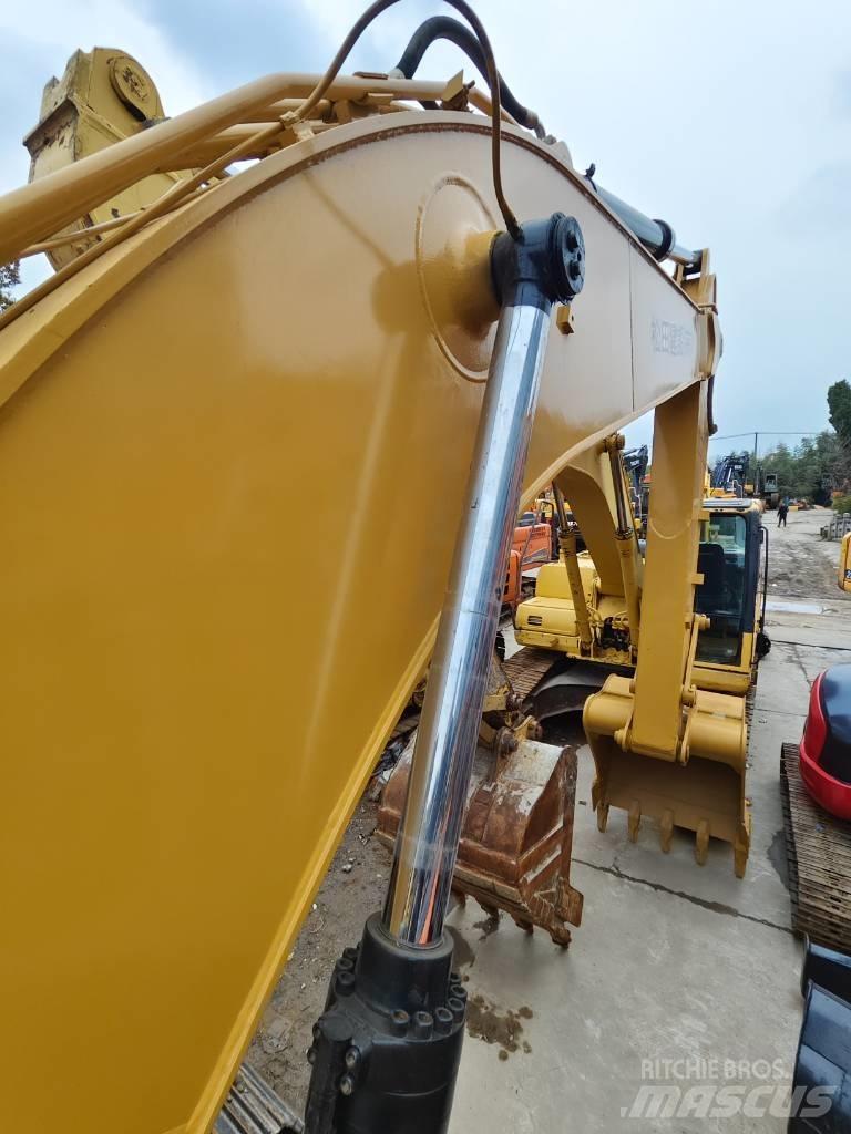 CAT 320 D حفارات زحافة