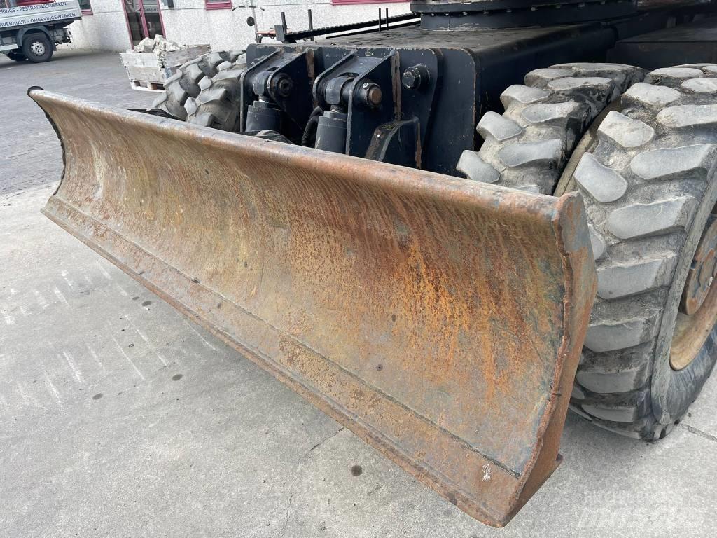 JCB JS 145 W حفارات بعجل