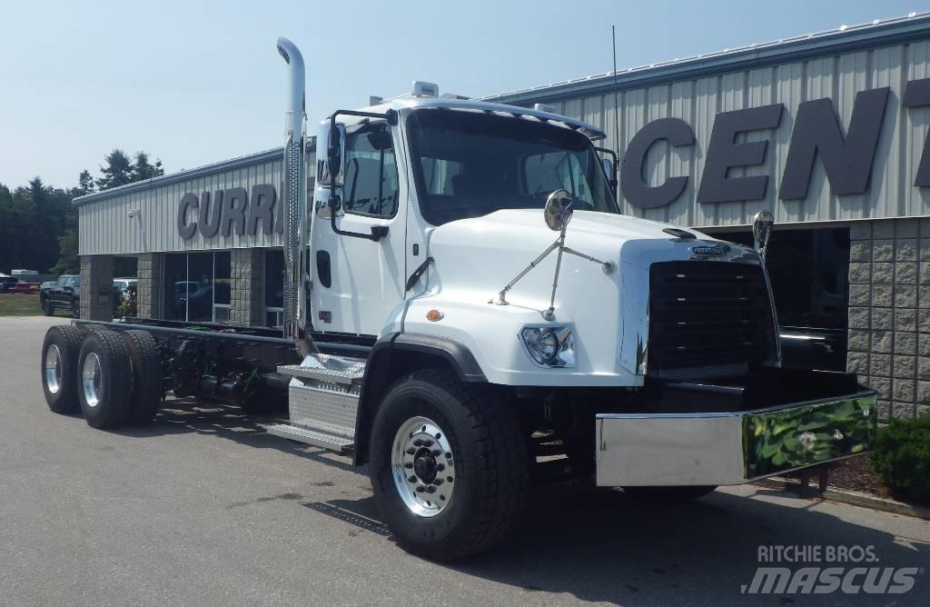 Freightliner 114 SD شاحنات بمقصورة وهيكل