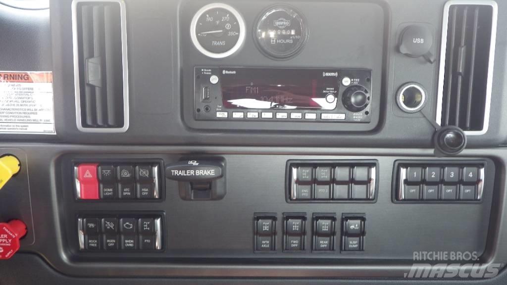 Freightliner 114 SD شاحنات بمقصورة وهيكل