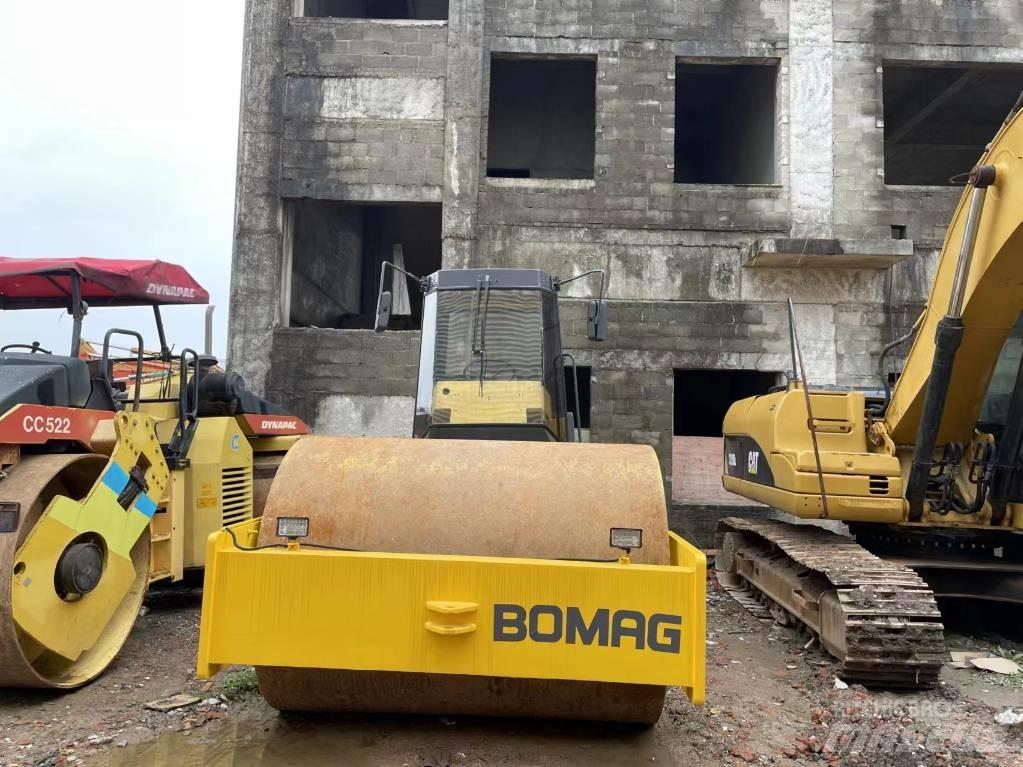 Bomag BW 217 مداحل أحادية الأسطوانة