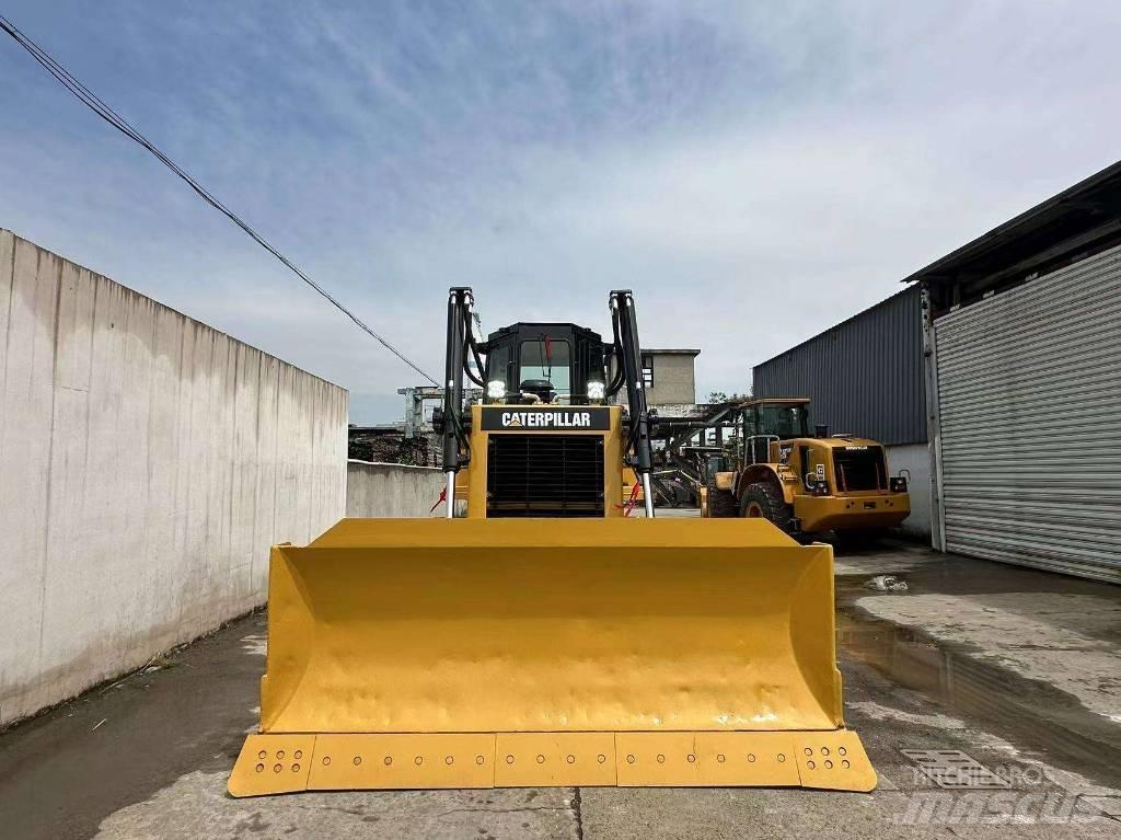 CAT D 6 R بلدوزرات مجنزرة