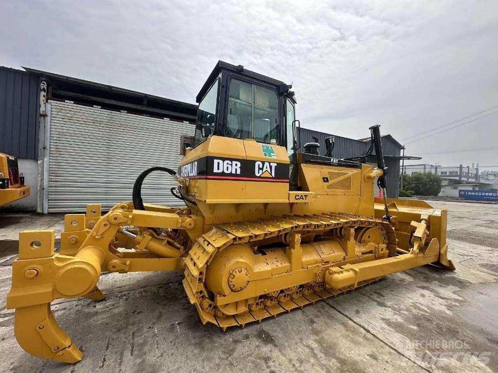 CAT D 6 R بلدوزرات مجنزرة