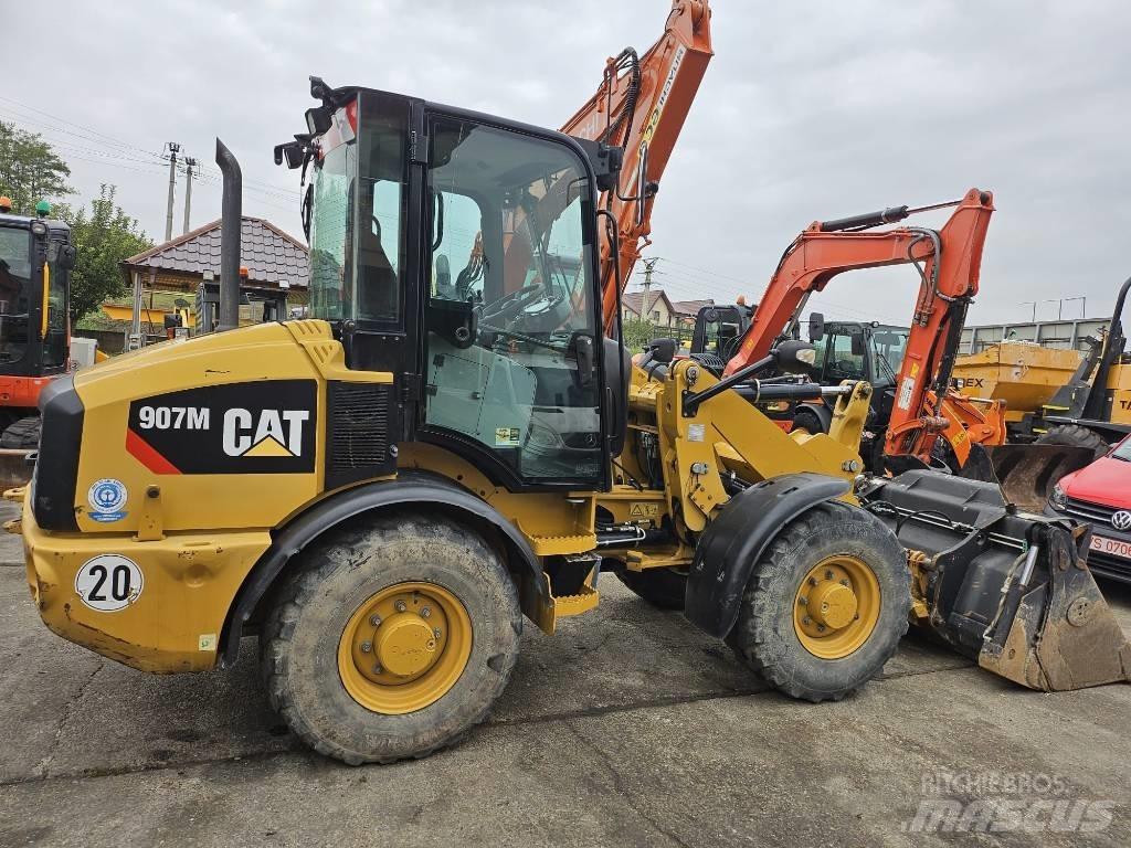 CAT 907M لوادر بعجل