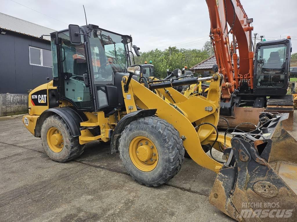CAT 907M لوادر بعجل