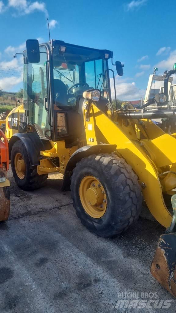 CAT 907M لوادر بعجل