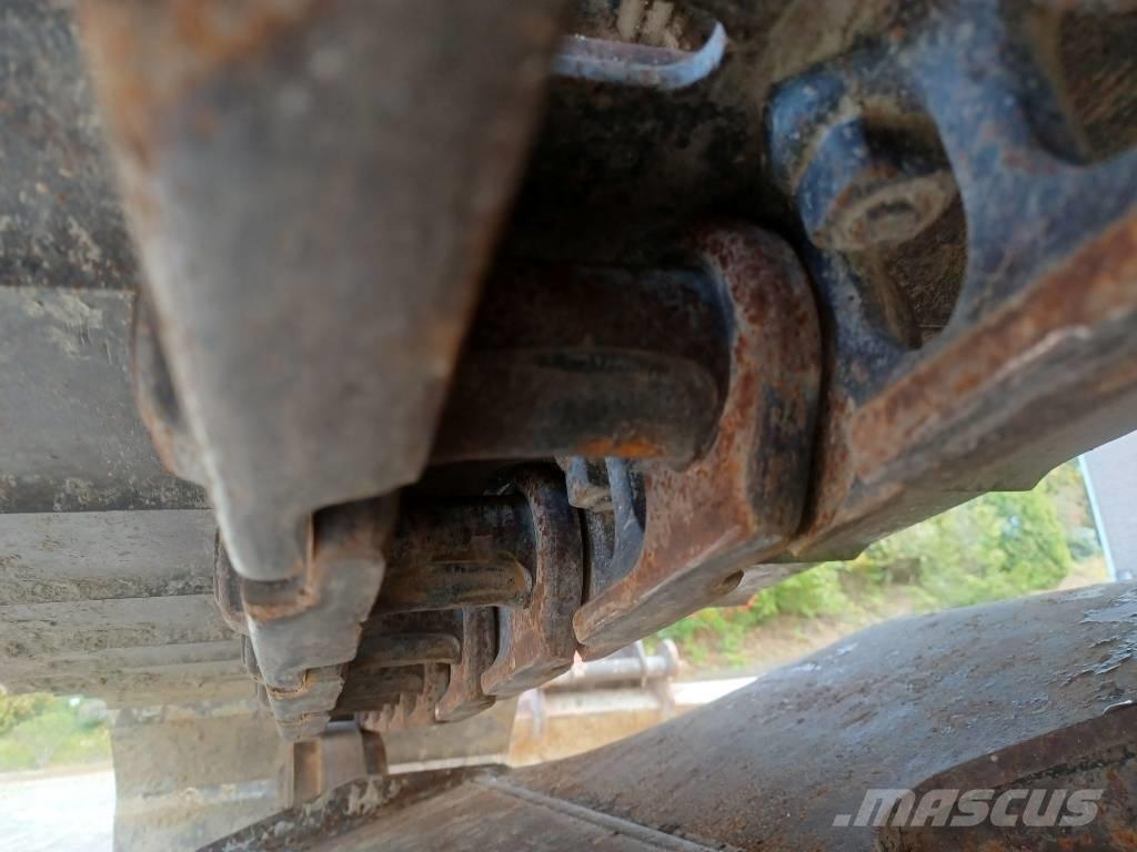 Hitachi ZX 135 US-6 حفارات زحافة