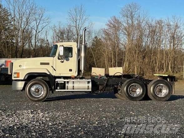 Mack CL733 وحدات الجر