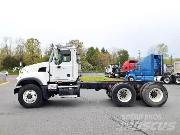 Mack GRANITE CV713 شاحنات بمقصورة وهيكل