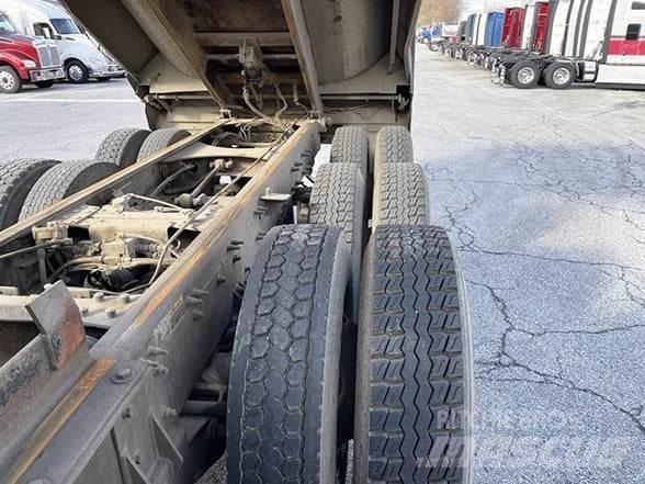 Mack GRANITE GU713 شاحنات قلابة