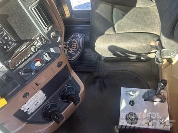 Mack GRANITE GU713 شاحنات قلابة