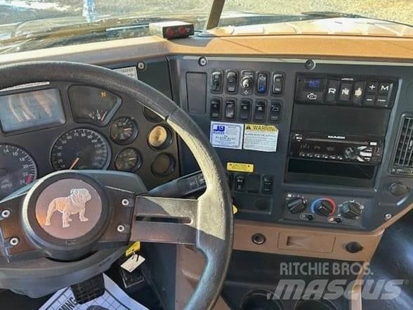 Mack GRANITE GU713 شاحنات قلابة