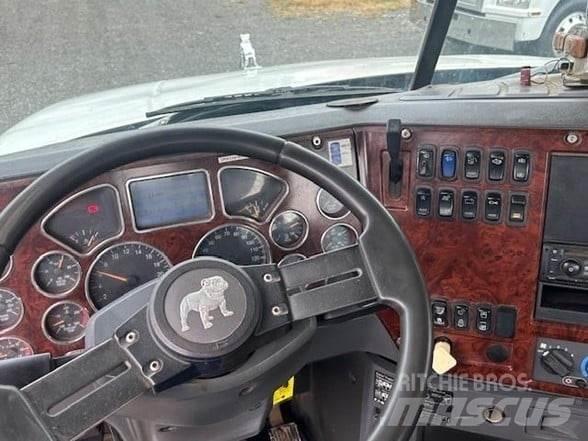 Mack GRANITE GU813 شاحنات المخلفات