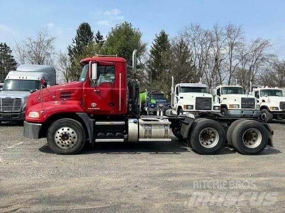 Mack PINNACLE CXU613 وحدات الجر