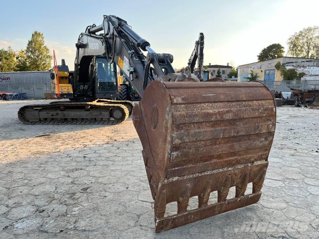 Volvo EC 220 E حفارات زحافة