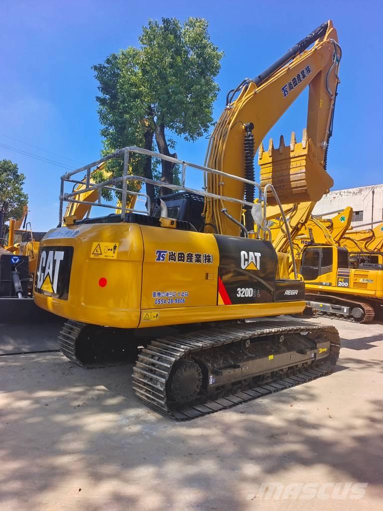 CAT 320 D2 حفارات زحافة