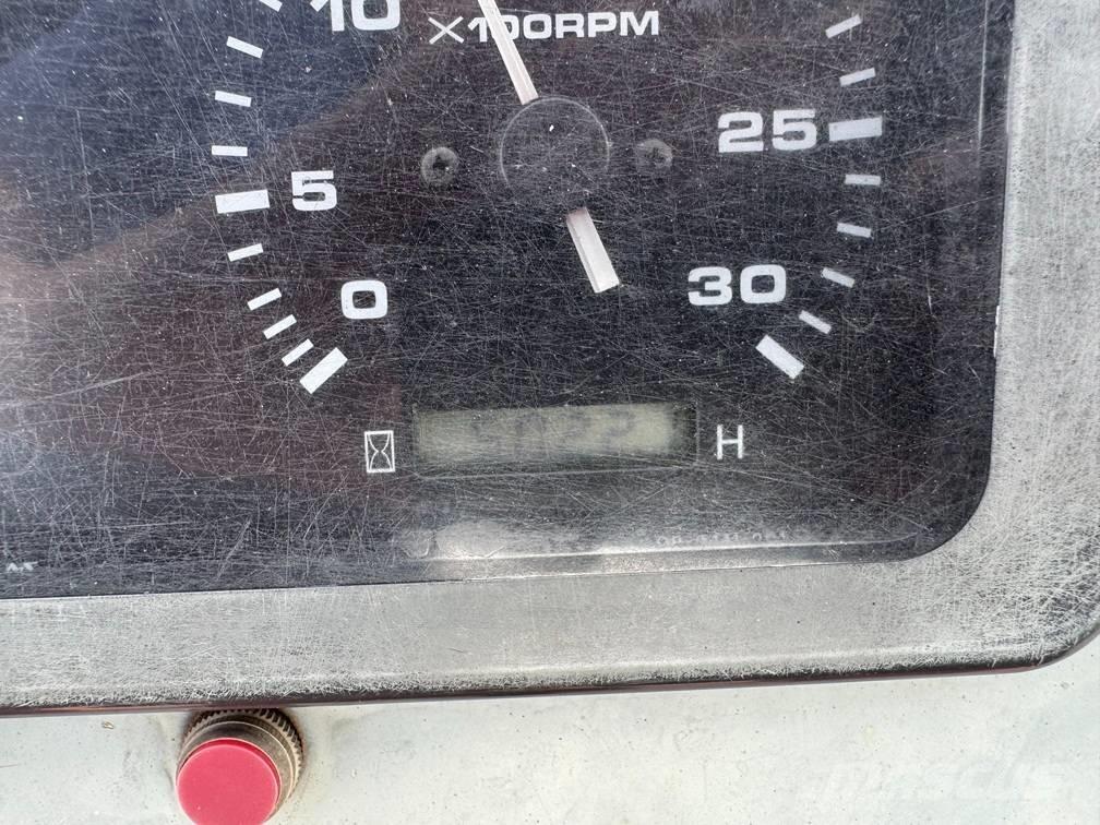 Sakai GW 750-2 مداحل ذات إطارات هوائية