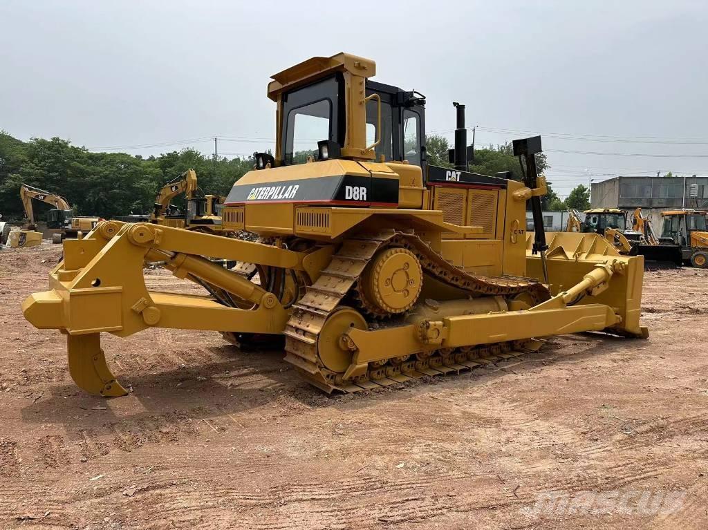 CAT D 8 R بلدوزرات مجنزرة