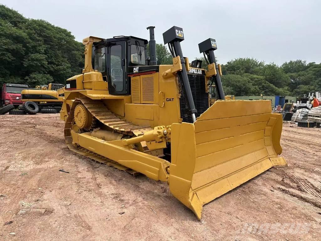 CAT D 8 R بلدوزرات مجنزرة