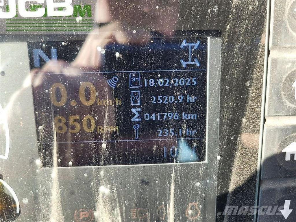 JCB 4220 fastrac الجرارات