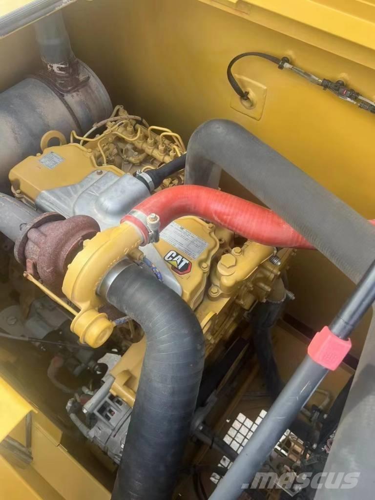 CAT 320 حفارات زحافة