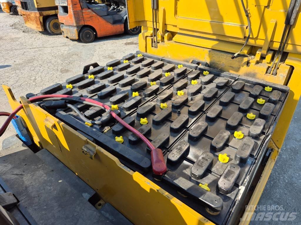 CAT E 12000 شاحنات ذات رافعات شوكية تعمل بالكهرباء