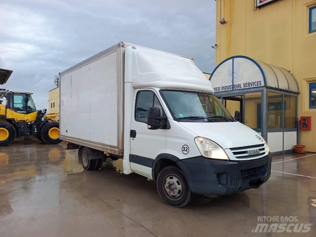 Iveco 35-12 شاحنة مقفلة