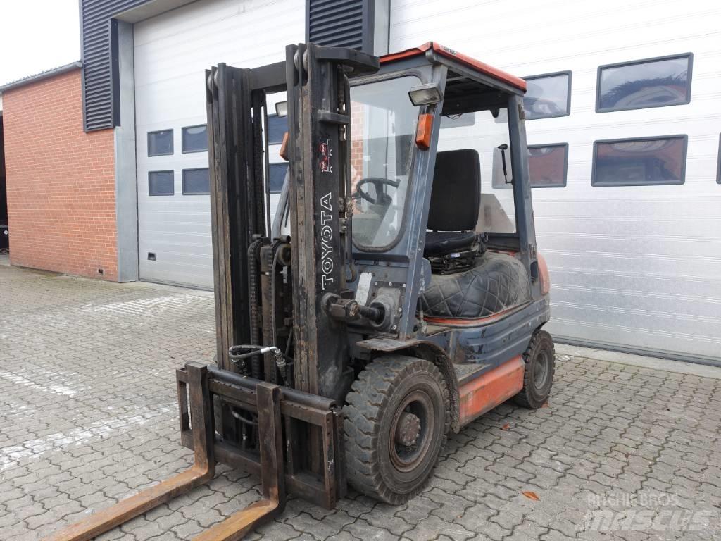 Toyota 02-6 FDF 25 شاحنات الديزل