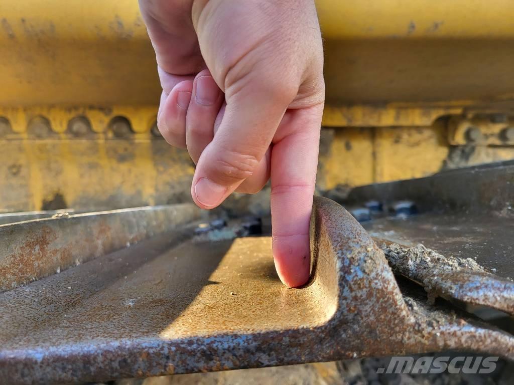Komatsu D61PXi-24 بلدوزرات مجنزرة