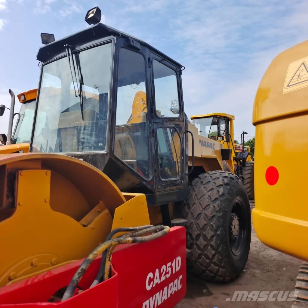 Dynapac CA 251 D حفارات زحافة