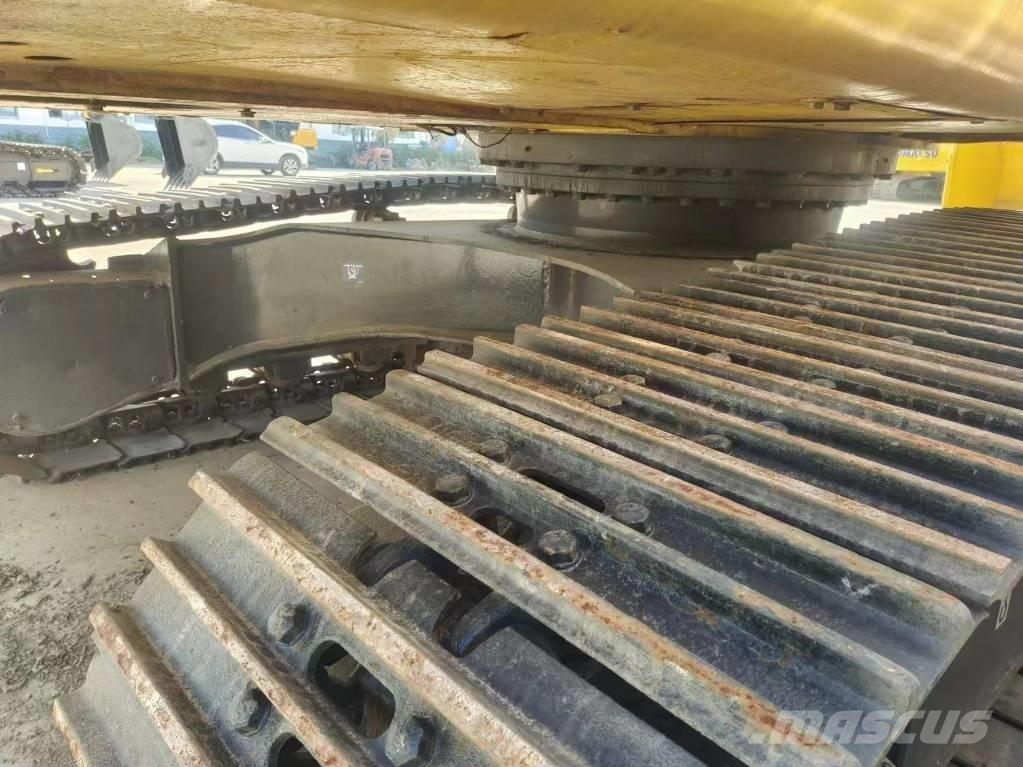 Komatsu PC 220 حفارات زحافة