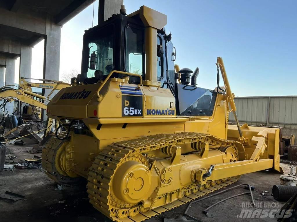Komatsu D 65 EX بلدوزرات مجنزرة