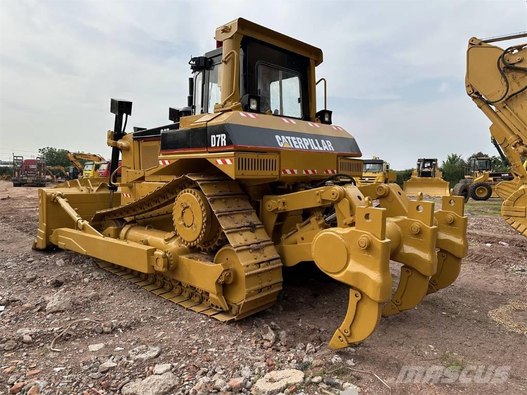 CAT D 7 R بلدوزرات مجنزرة