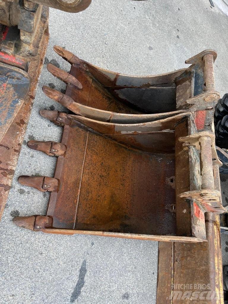 Komatsu PW 98 MR-8 حفارات وسط 7 طن - 12 طن