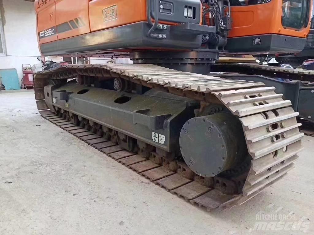 Doosan DX 225 LC حفارات زحافة
