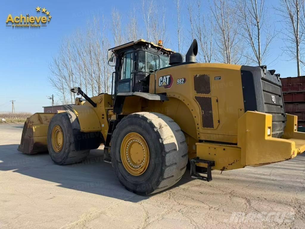 CAT 982 لوادر بعجل