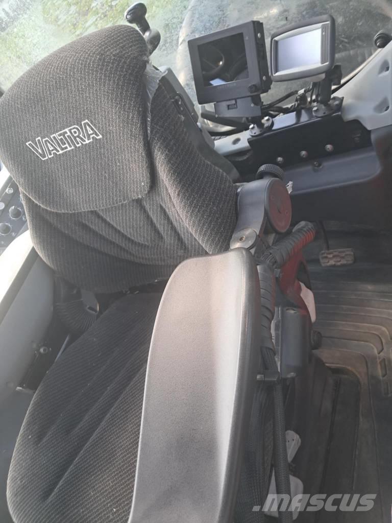 Valtra T 174 حصادات