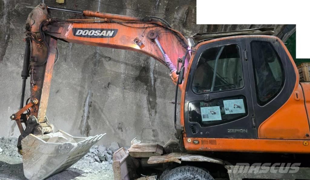 Doosan DX 210 W حفارات بعجل