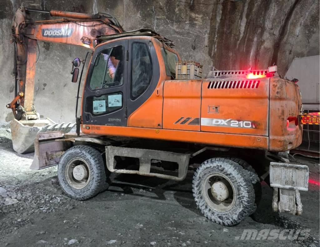 Doosan DX 210 W حفارات بعجل