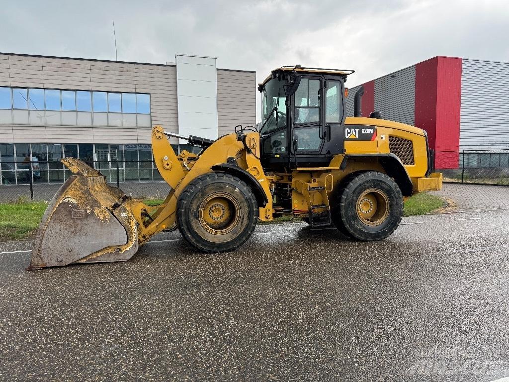 CAT 926 M لوادر بعجل