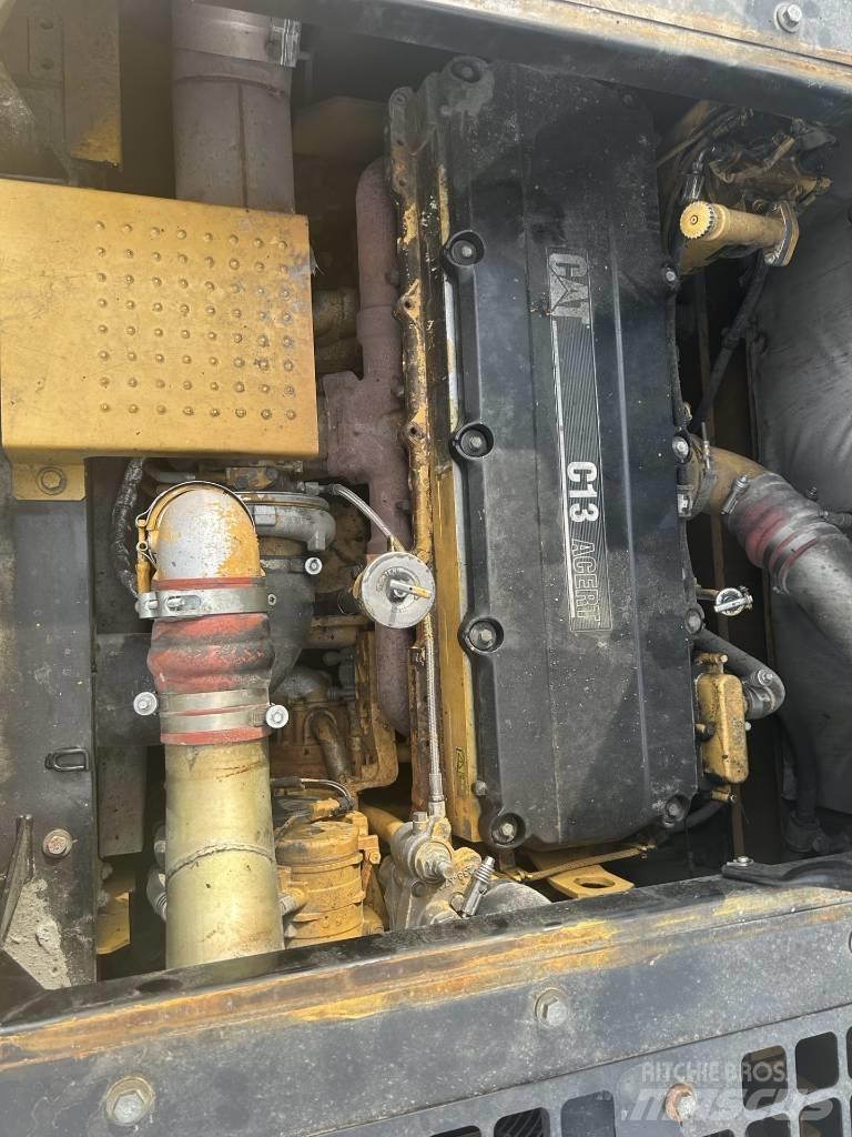 CAT 345 C L حفارات زحافة