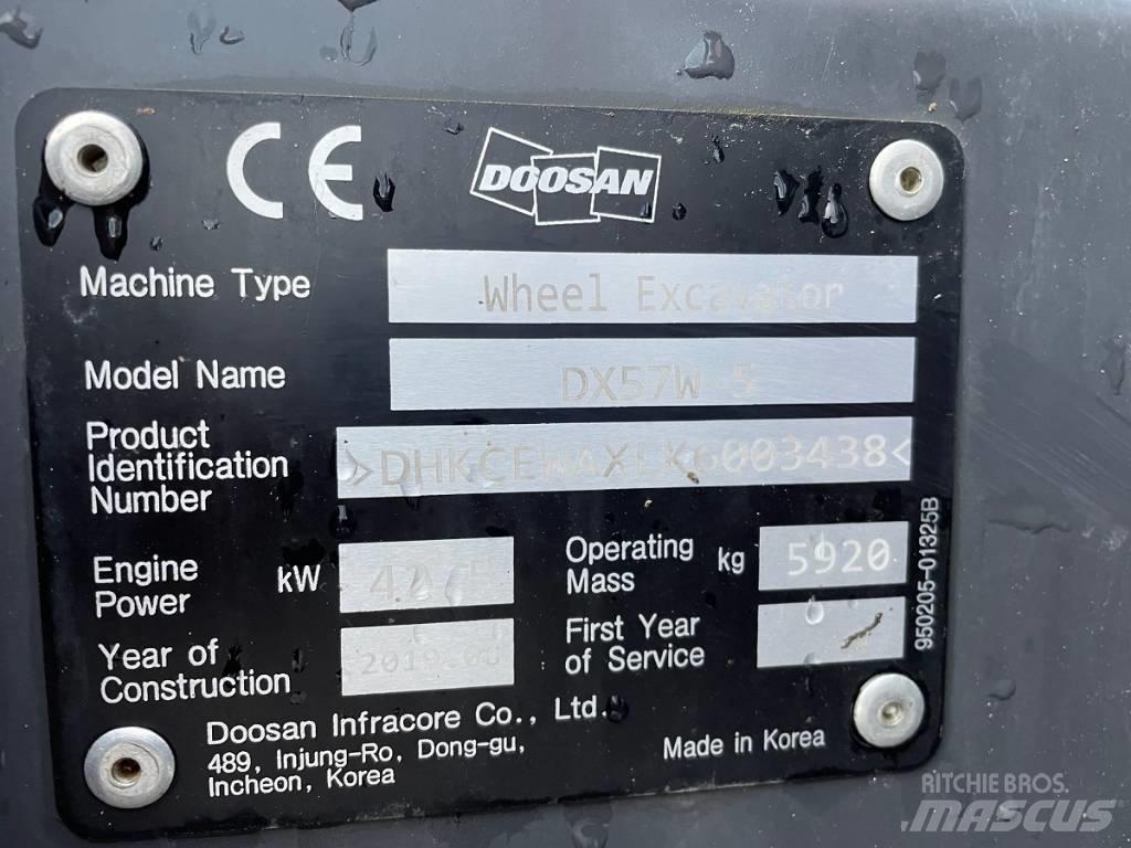Doosan DX 57 W-5 حفارات بعجل
