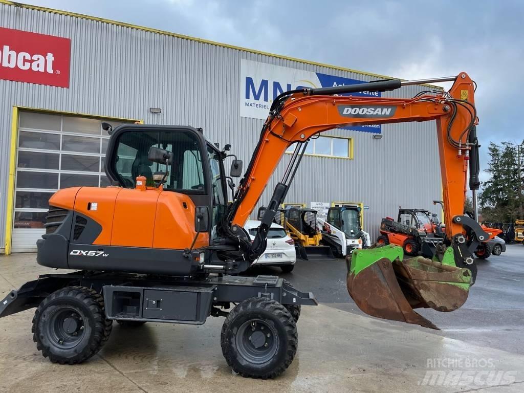 Doosan DX 57 W-5 حفارات بعجل