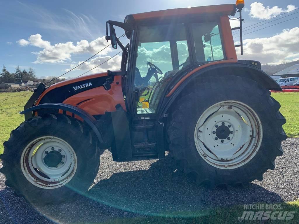 Valtra N121 Tractor جرارات التحريج