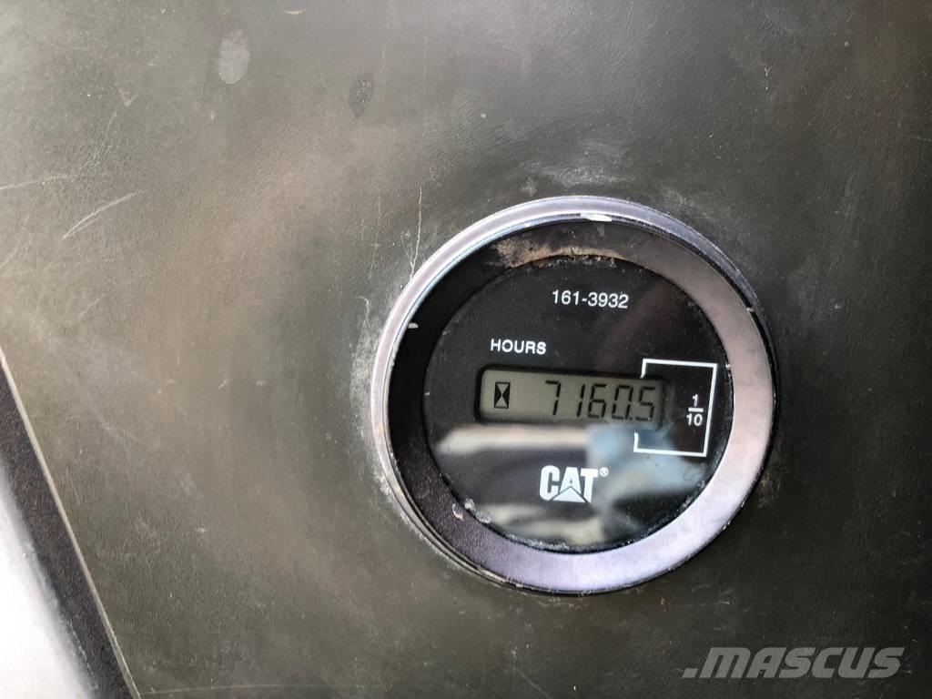 CAT 320 D L حفارات زحافة