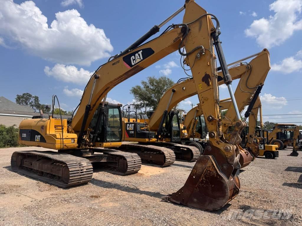 CAT 320 D L حفارات زحافة