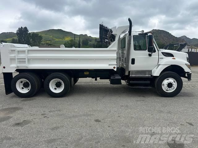 International 7400 شاحنات قلابة